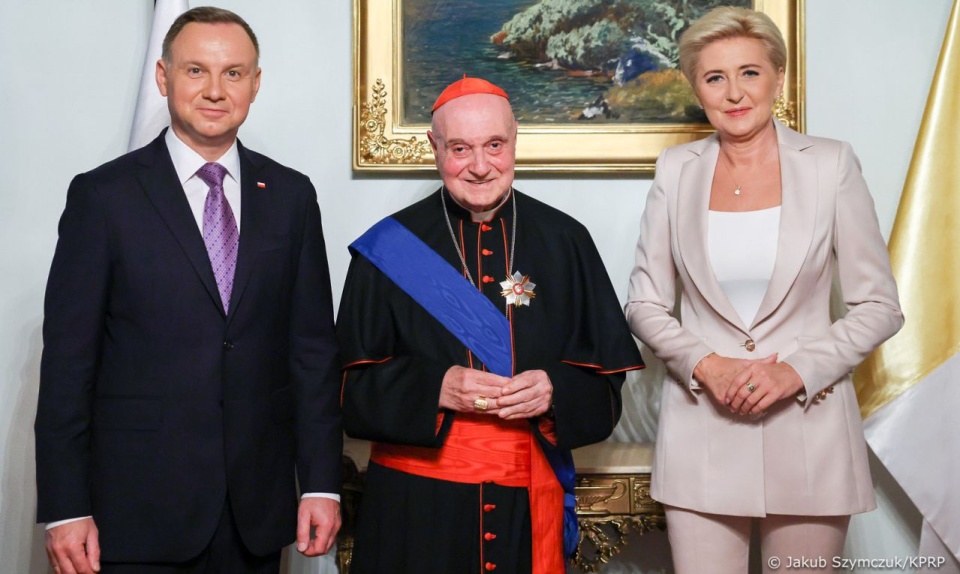 Prezydent RP Andrzej Duda odznaczył Krzyżem Wielkim Orderu Zasługi byłego archiprezbitra Bazyliki św. Piotra w Watykanie. źródło: https://www.prezydent.pl/aktualnosci/ordery-i-odznaczenia