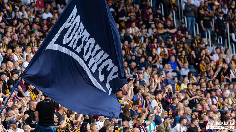 Piątkowe spotkanie piłkarzy Miedzi z Pogonią Szczecin rozpocznie się o godzinie 18 w Legnicy. Fot. Robert Stachnik [Radio Szczecin]