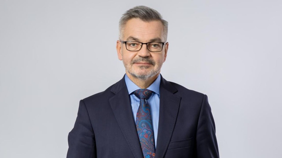 Ambasador Polski w Rosji, Krzysztof Krajewski wraz z pracownikami i współpracownikami "Memoriału" oddał hołd ofiarom stalinowskich represji. źródło: https://www.gov.pl/web/rosja/ambasador