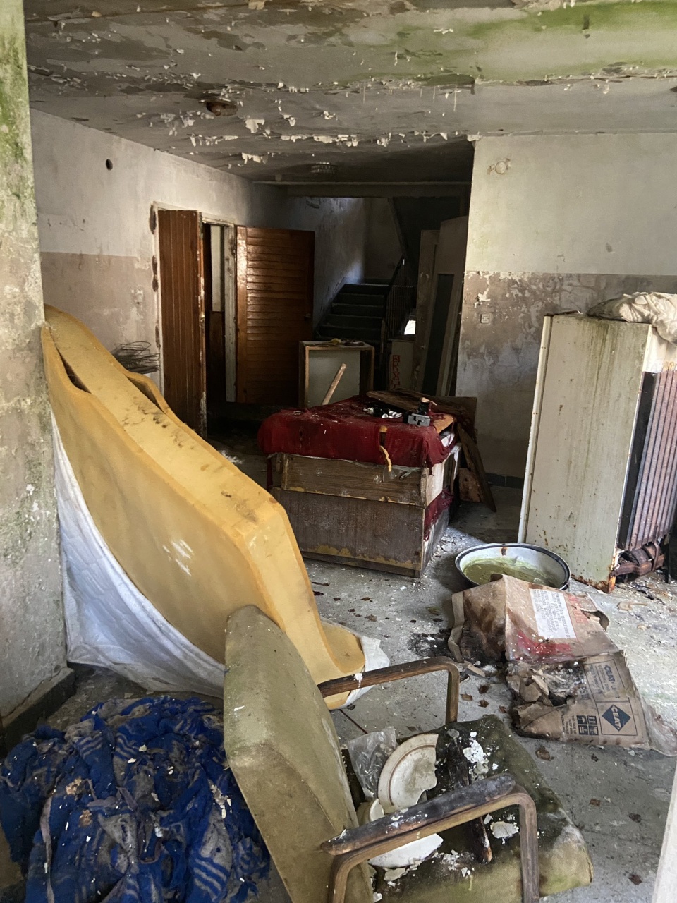 Ośrodek jest całkowicie zdewastowany. Rosjanie zniszczyli wszystko, powyrywane są nawet kable ze ścian - dodał Michał Gzowski. źródło: https://twitter.com/GzowskiMichal