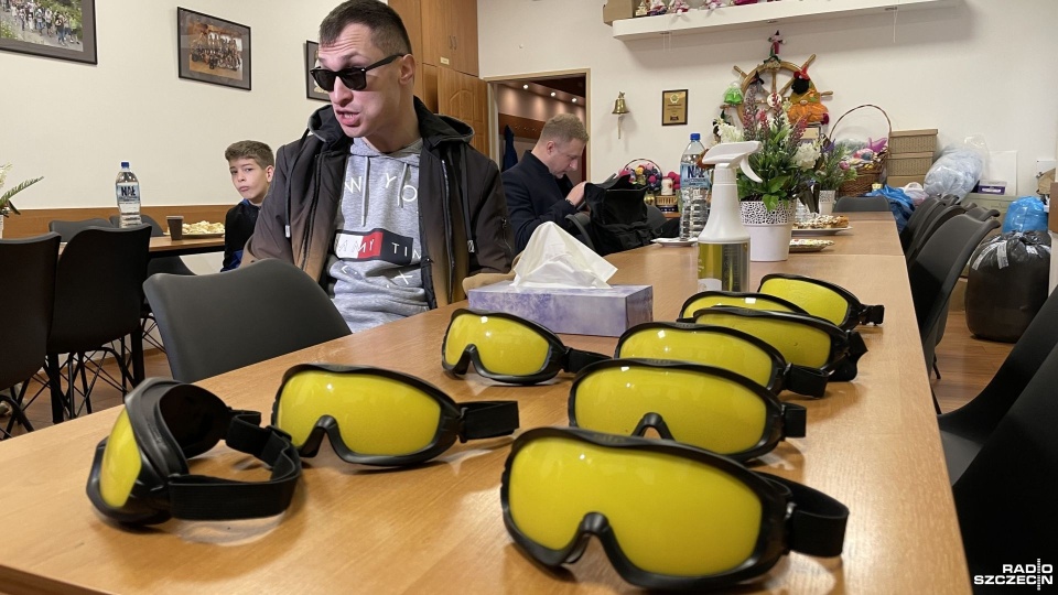 - Akcja polega na tym, że osoba, która się zgłasza, dostaje specjalne gogle, które zakrywają widzenie na czas całego spaceru - mówi Grzegorz Marciniak, organizator akcji. Fot. Robert Stachnik [Radio Szczecin]