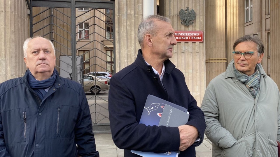 Spotkanie poświęcone problemom w systemie edukacji odbyło się przed południem w gmachu resortu edukacji w alei Szucha. źródło: https://twitter.com/ZNP_ZG