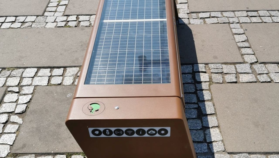 Ławka solarna, fot. Słuchacz, pan Łukasz
