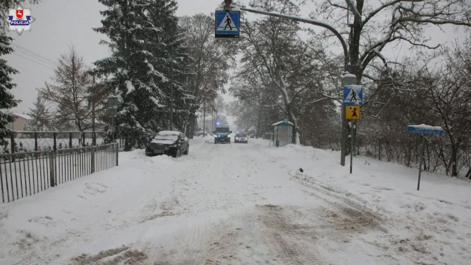 Nastolatka przechodziła przez przejście dla pieszych przy szkole podstawowej. Fot. KWP Lublin