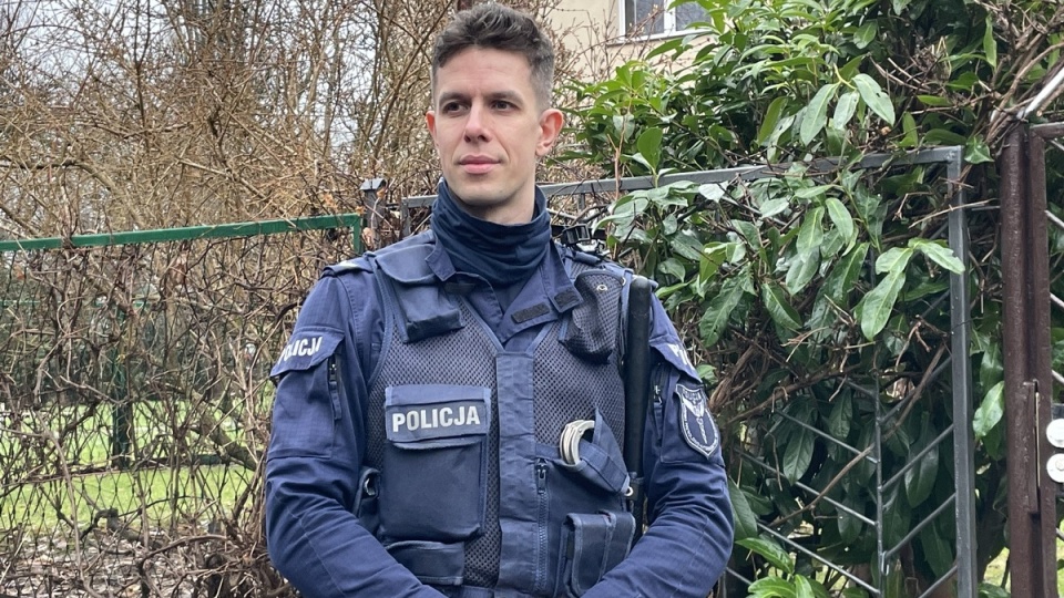 Sierż. Bartosz Michalski z OPI KP 1 Koszalin - jeden z policjantów, który pomagał opuścić mieszkańcom płonący budynek. Fot. KMP Koszalin