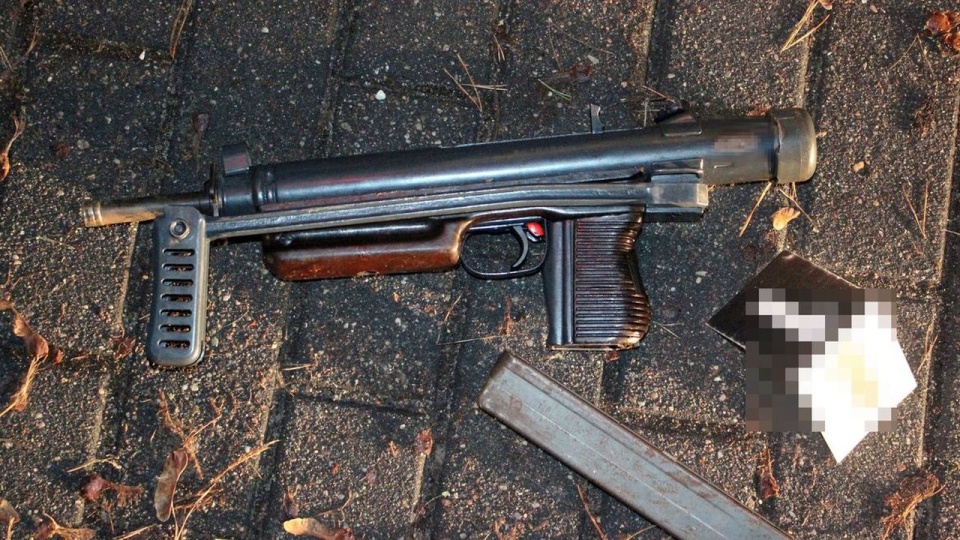 Policjanci przeszukali samochód - znaleźli w nim pistolet maszynowy, tłumik, amunicję, kominiarkę, a także narkotyki. źródło: https://koszalin.policja.gov.pl