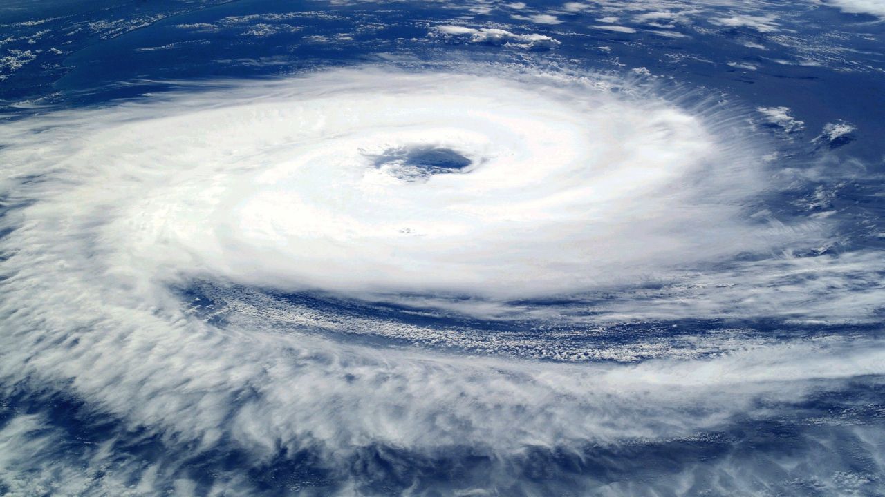 Huragan Debby dotarł do północno-zachodniego wybrzeża Florydy. Przynosi on katastrofalne powodzie i zagrażające życiu fale sztormowe.