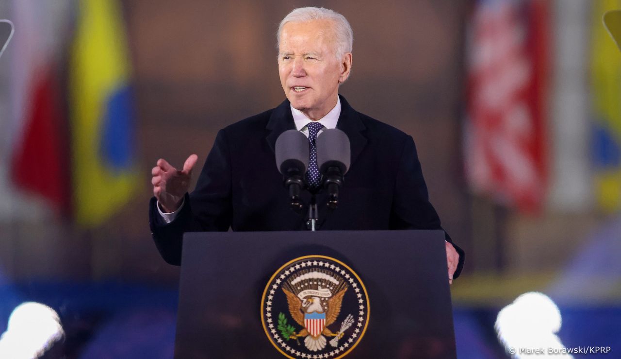 Prezydent Joe Biden potępił rozmieszczenie taktycznej broni jądrowej na Białorusi. W odpowiedzi na pytanie Polskiego Radia amerykański przywódca powiedział, że jego reakcja na plany Rosji jest skrajnie negatywna.