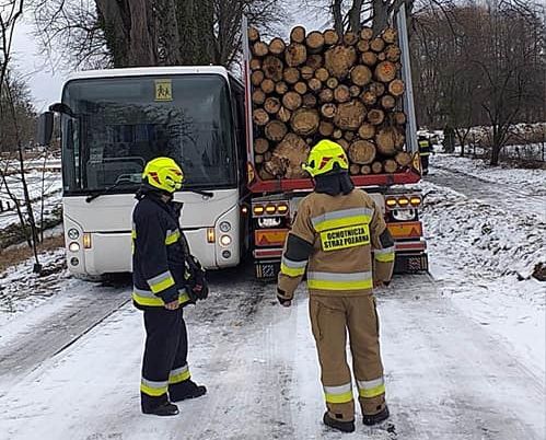 Autobus szkolny zderzył się z ciężarówką, która przewoziła drewno. Do zdarzenia doszło w Golczewie, na ulicy Zwycięstwa.