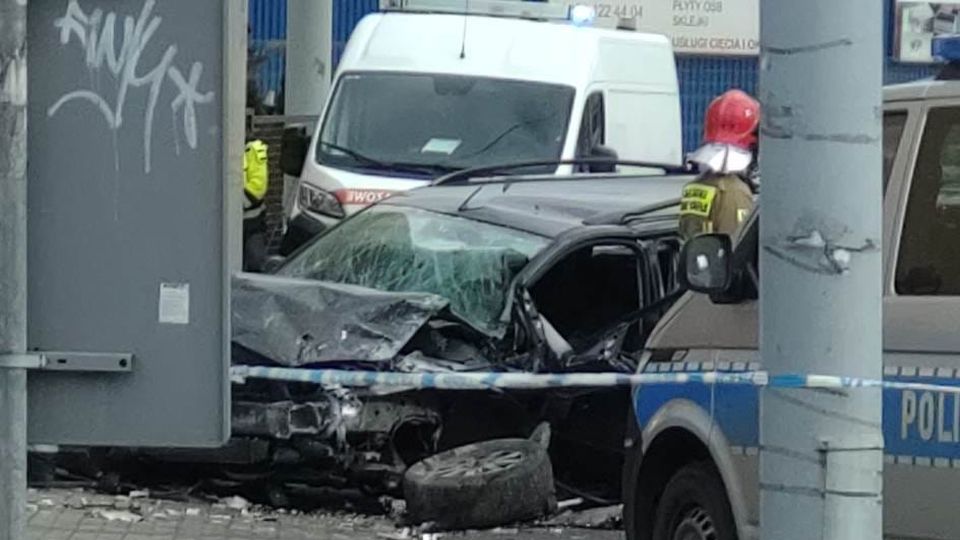 Kierowca forda, który uciekał przed policją stracił panowanie nad autem i uderzył w budynek przy ulicy Firlika. Źródło: Facebook Grupa Suszą! Szczecin 