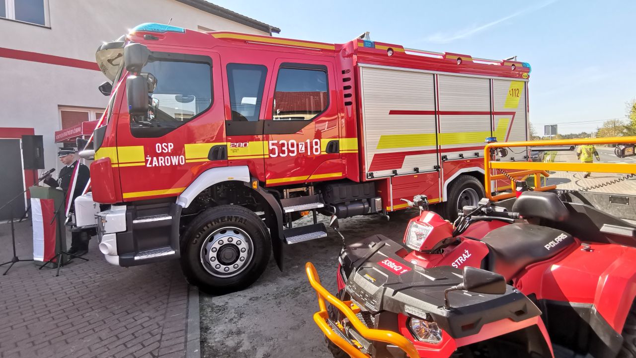 Nowy wóz strażacki dumnie zaprezentowali strażacy ochotnicy z Żarowa w powiecie stargardzkim. Fot. Marek Synowiecki 