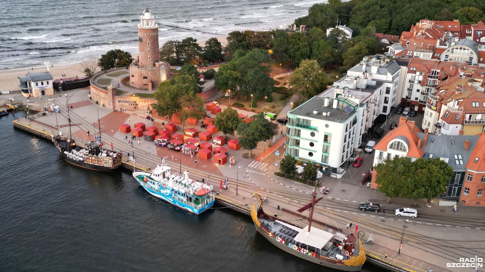 Kołobrzeska latarnia morska czekała na kapitalny remont ponad 40 lat i... wciąż czeka. Na co Na odpowiednie warunki pogodowe.