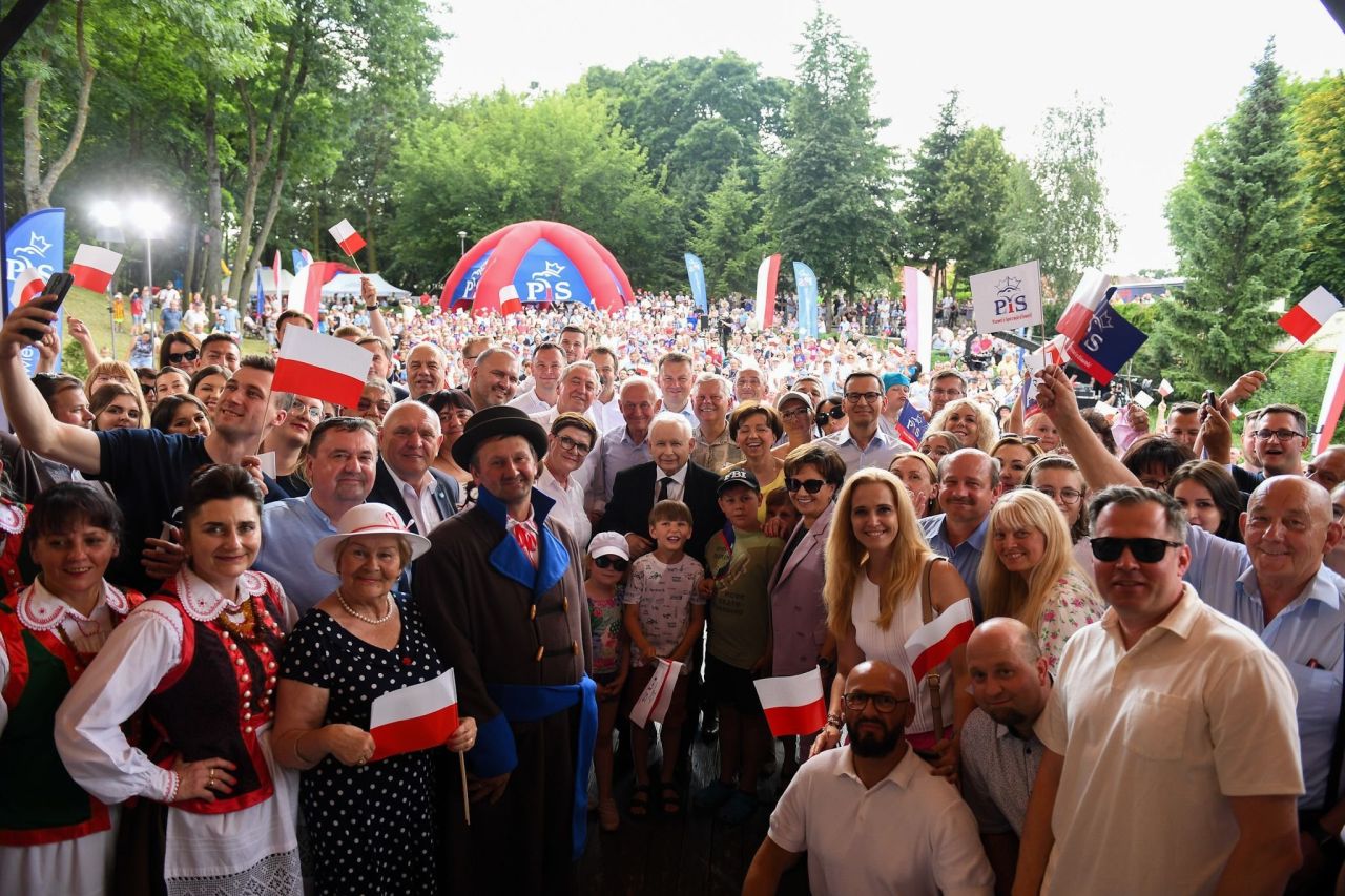 Prawo i Sprawiedliwość kontynuuje rozmowy z Polakami w ramach pikników rodzinnych. Odbywają się pod hasłem Z miłości do Polski. Kolejny odbędzie się w niedzielę w Stawiskach w województwie podlaskim.