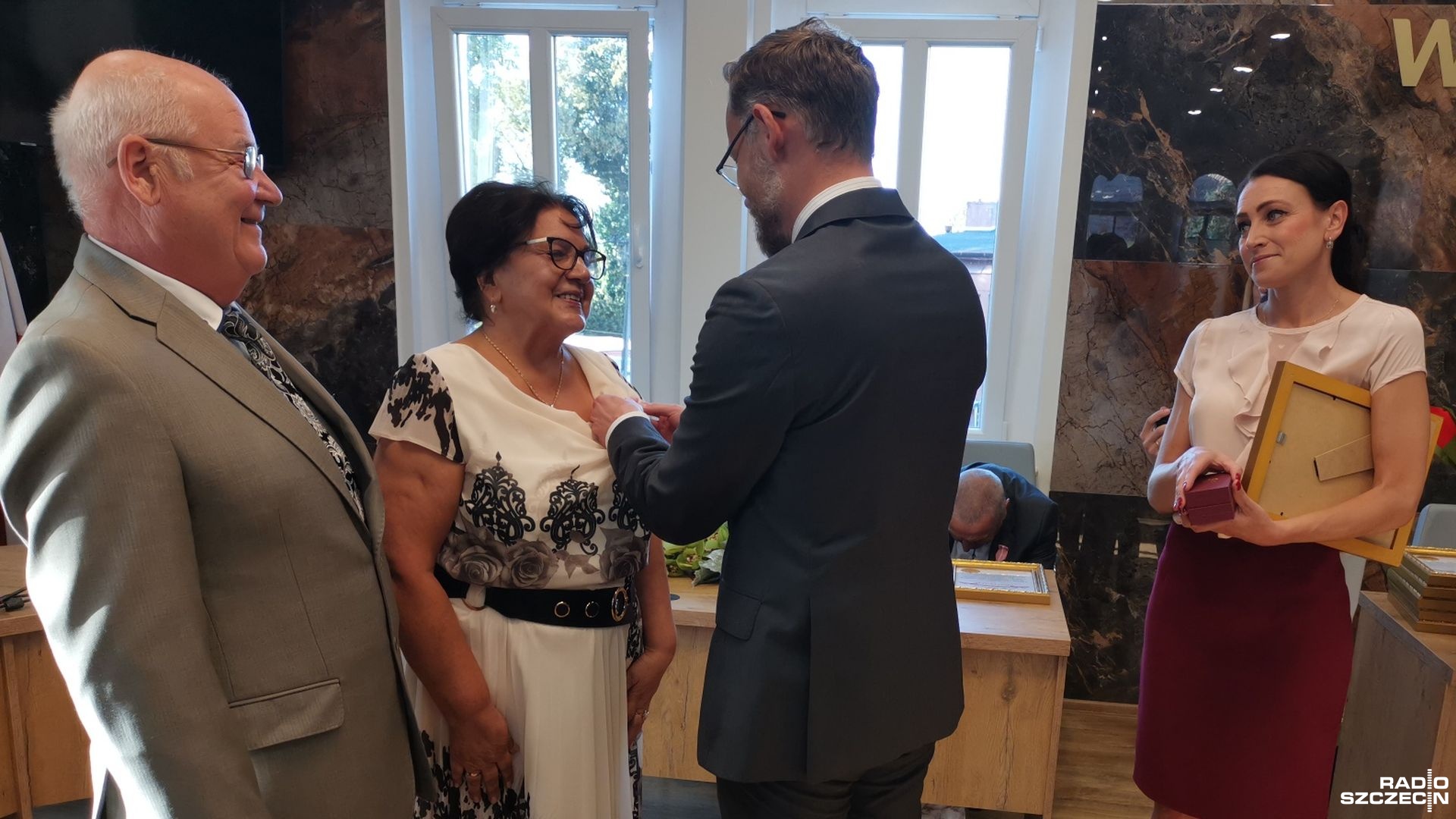 Uroczystość uhonorowania świętujących Złote Gody par małżeńskich w Chojnie przyniosła jubilatom oraz ich bliskim wiele wzruszeń i radości. Przyznane przez Prezydenta RP odznaczenia, wręczył małżonkom wojewoda zachodniopomorski. Spotkanie z jubilatami zorganizowano w sali sesyjnej Rady Miejskiej Chojny.