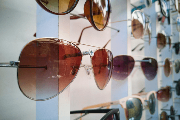 Od momentu, gdy pierwsze okulary przeciwsłoneczne Ray-Ban pojawiły się na rynku w latach 30. XX wieku, stały się one nie tylko środkiem ochrony oczu przed szkodliwym promieniowaniem słonecznym, ale i nieodłącznym elementem kultury i mody. Ich popularność nie maleje od dziesięcioleci, a klasyczne modele jak Aviator czy Wayfarer są rozpoznawalne na całym świecie. Jednakże, co czyni okulary przeciwsłoneczne Ray-Ban tak wyjątkowymi W tym artykule przyjrzymy się historii tej marki, jej wpływowi na świat mody oraz technologiom, które stosuje w swoich produktach.