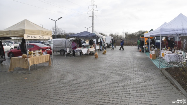 Fot. Kamila Kozioł [Radio Szczecin] Bazarek na Bronowickiej. "Są pierogi z serem, naleśniki, gołąbeczki, kopytka..." [WIDEO, ZDJĘCIA]