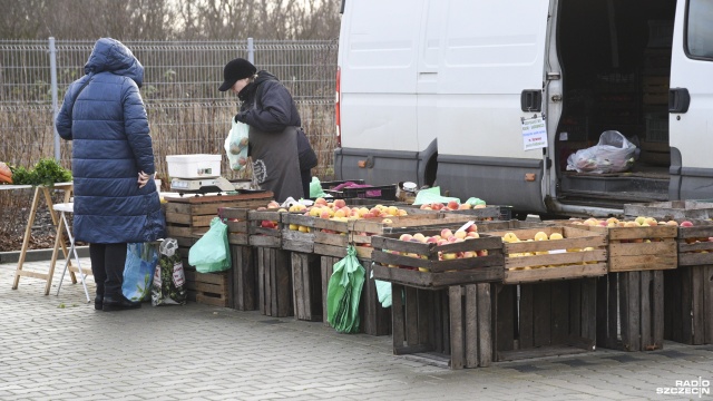 Fot. Kamila Kozioł [Radio Szczecin] Bazarek na Bronowickiej. "Są pierogi z serem, naleśniki, gołąbeczki, kopytka..." [WIDEO, ZDJĘCIA]