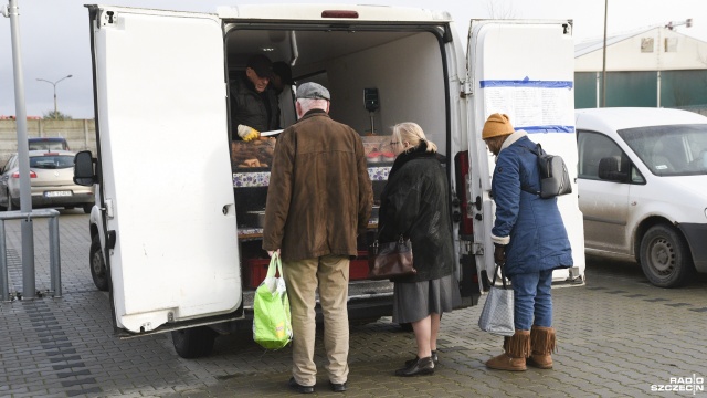 Fot. Kamila Kozioł [Radio Szczecin] Bazarek na Bronowickiej. "Są pierogi z serem, naleśniki, gołąbeczki, kopytka..." [WIDEO, ZDJĘCIA]