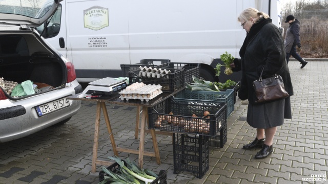 Fot. Kamila Kozioł [Radio Szczecin] Bazarek na Bronowickiej. "Są pierogi z serem, naleśniki, gołąbeczki, kopytka..." [WIDEO, ZDJĘCIA]