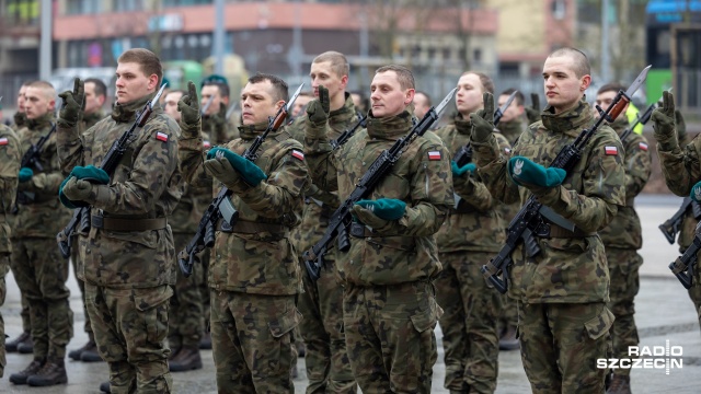 Fot. Robert Stachnik [Radio Szczecin] Kolejni elewi wstąpili w szeregi Wojska Polskiego [WIDEO, ZDJĘCIA]