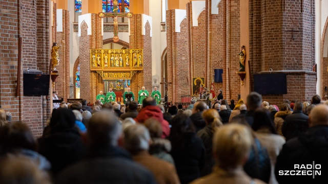 O wielkim poświęceniu w walce o Polskę mówił podczas mszy ksiądz prałat Aleksander Ziejewski. Fot. Robert Stachnik [Radio Szczecin] W szczecińskiej bazylice oddano hołd żołnierzom Armii Krajowej [ZDJĘCIA]