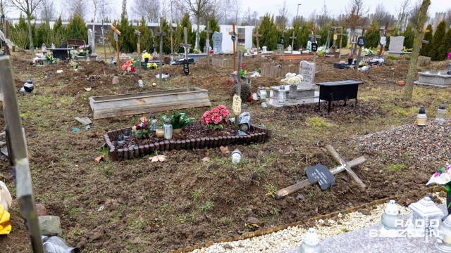 Fot. Robert Stachnik [Radio Szczecin] Wataha dzików zdemolowała cmentarz [WIDEO, ZDJĘCIA]