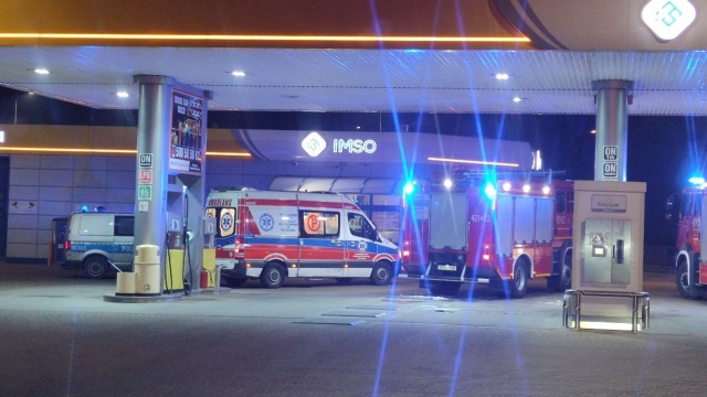 Fot. lokalnyreporter.pl Auto wjechało w stację paliw [ZDJĘCIA]
