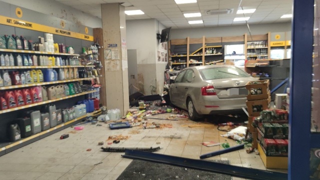 Fot. lokalnyreporter.pl Auto wjechało w stację paliw [ZDJĘCIA]
