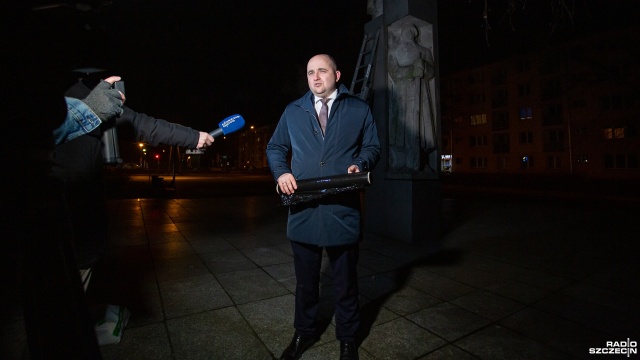 Fot. Maciej Papke [Radio Szczecin] Owinęli komunistyczny pomnik folią i zdjęciami rosyjskich zbrodni. "Dawno go tu nie powinno być" [WIDEO, ZDJĘCIA]