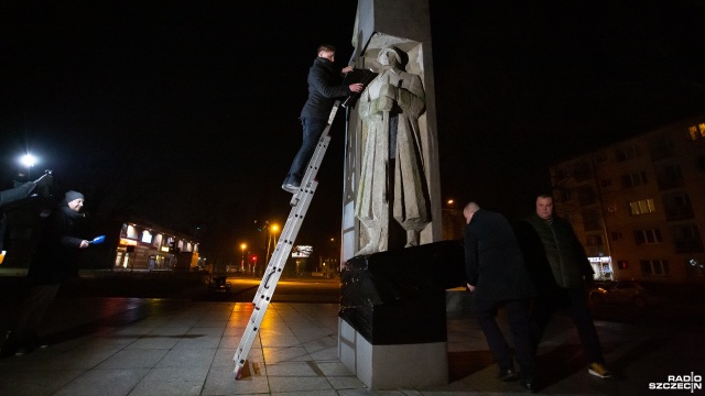 Fot. Maciej Papke [Radio Szczecin] Owinęli komunistyczny pomnik folią i zdjęciami rosyjskich zbrodni. "Dawno go tu nie powinno być" [WIDEO, ZDJĘCIA]