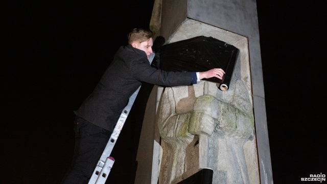 Fot. Maciej Papke [Radio Szczecin] Owinęli komunistyczny pomnik folią i zdjęciami rosyjskich zbrodni. "Dawno go tu nie powinno być" [WIDEO, ZDJĘCIA]