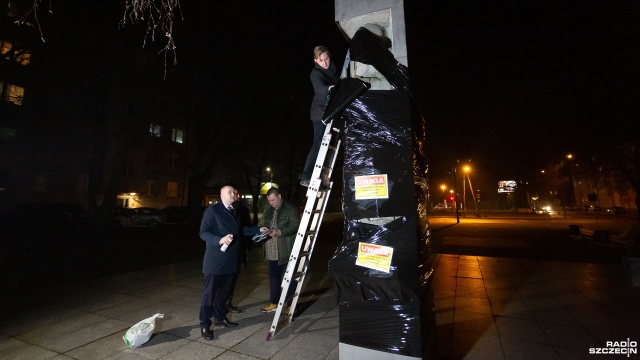 Fot. Maciej Papke [Radio Szczecin] Owinęli komunistyczny pomnik folią i zdjęciami rosyjskich zbrodni. "Dawno go tu nie powinno być" [WIDEO, ZDJĘCIA]