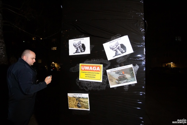 Fot. Maciej Papke [Radio Szczecin] Owinęli komunistyczny pomnik folią i zdjęciami rosyjskich zbrodni. "Dawno go tu nie powinno być" [WIDEO, ZDJĘCIA]
