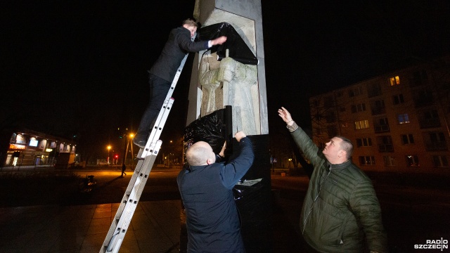 Fot. Maciej Papke [Radio Szczecin] Owinęli komunistyczny pomnik folią i zdjęciami rosyjskich zbrodni. "Dawno go tu nie powinno być" [WIDEO, ZDJĘCIA]