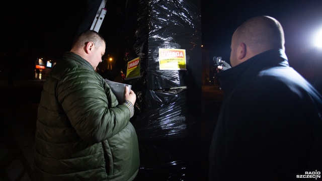 Fot. Maciej Papke [Radio Szczecin] Owinęli komunistyczny pomnik folią i zdjęciami rosyjskich zbrodni. "Dawno go tu nie powinno być" [WIDEO, ZDJĘCIA]