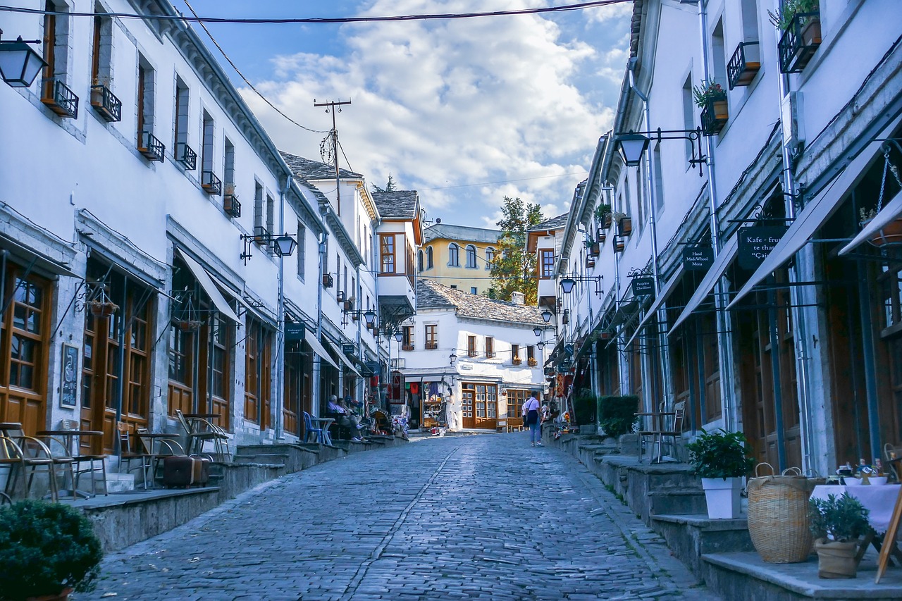 Ulica w mieście Gjirokastra w Albanii.