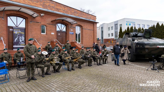 Fot. Robert Stachnik [Radio Szczecin] "Paczki to tylko pretekst, żeby się spotkać. Pomagamy kombatantom cały rok" [WIDEO, ZDJĘCIA]