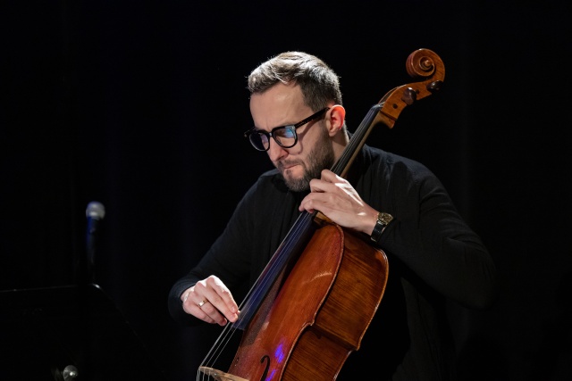 Krzysztof Lenczowski – wiolonczelista. Fot. Robert Stachnik Arcywirtuozowski koncert Atom String Quartet w Willi Lentza [ZDJĘCIA]