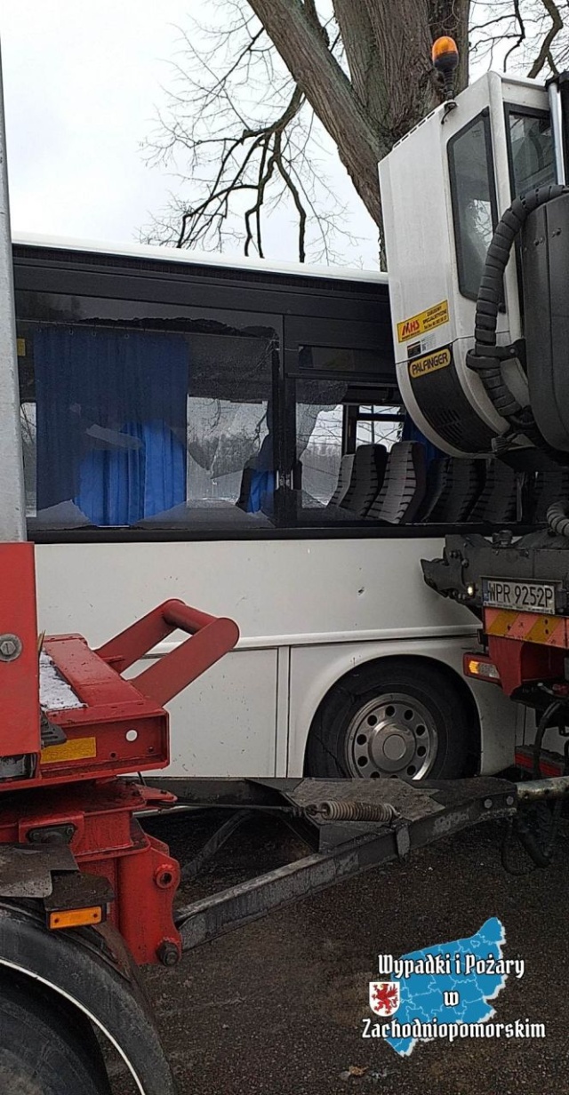 Fot. PSP Kamień Pomorski Autobus zderzył się z ciężarówką