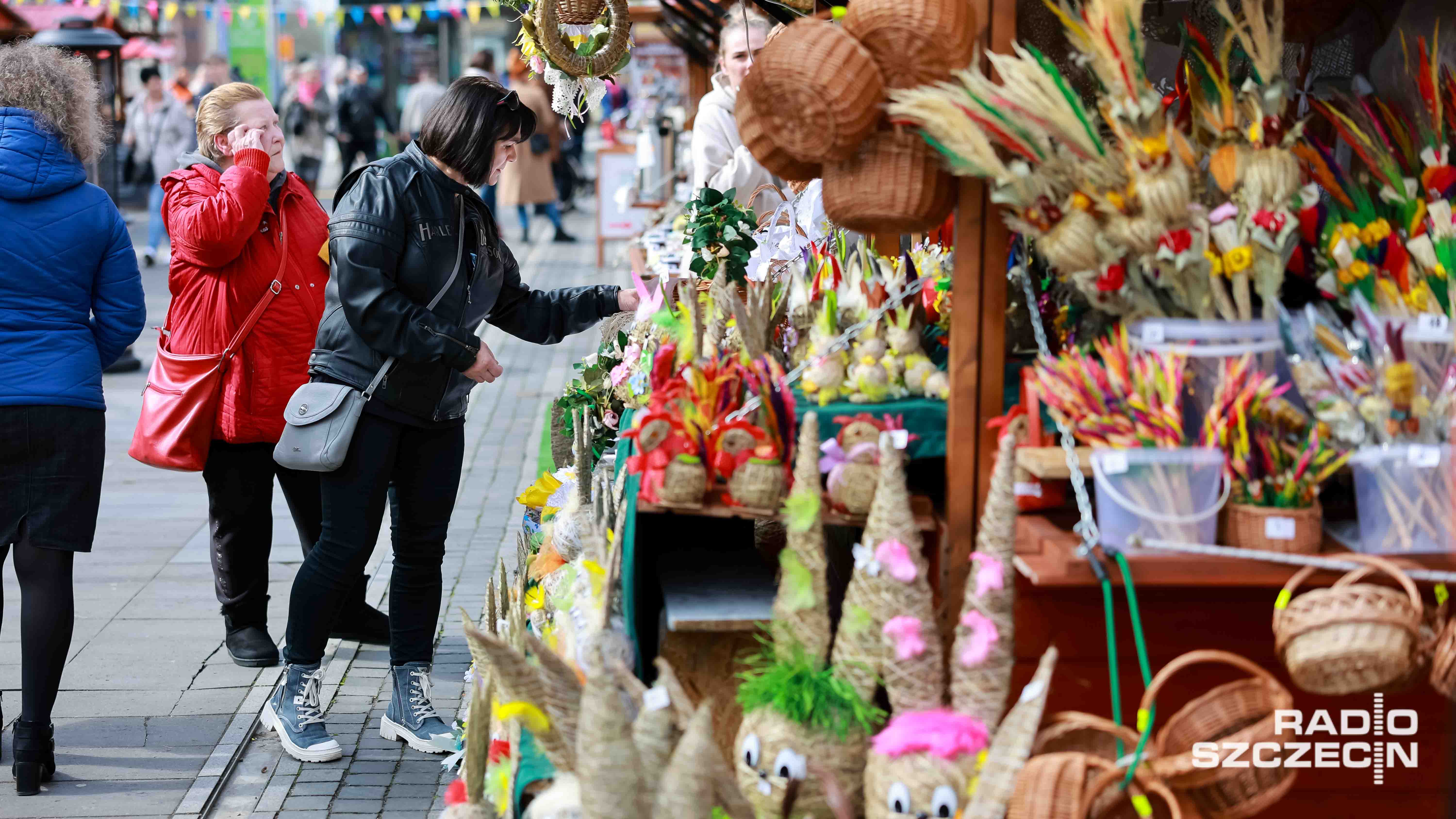 Trwa drugi dzień szczecińskiego Jarmarku Wielkanocnego. Na mieszkańców wzdłuż alei Kwiatowej czekają drewniane stoiska z jedzeniem, słodyczami i rękodziełem.