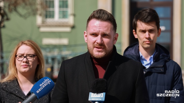 Fot. Robert Stachnik [Radio Szczecin] Radni PiS: wybór PO to drożyzna, wzrost bezrobocia i wyższe raty kredytów [ZDJĘCIA]