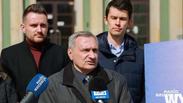 Fot. Robert Stachnik [Radio Szczecin] Radni PiS: wybór PO to drożyzna, wzrost bezrobocia i wyższe raty kredytów [ZDJĘCIA]