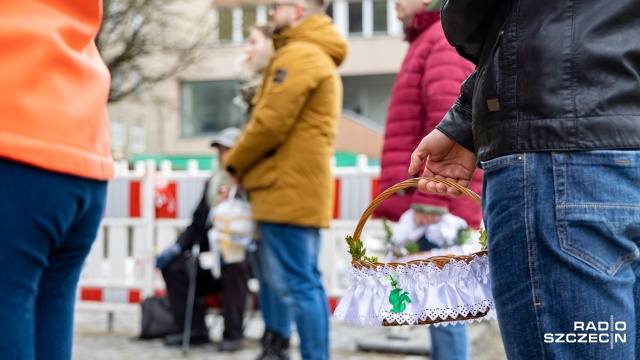 Fot. Robert Stachnik [Radio Szczecin] Szczecin maszeruje ze święconką w koszyku [WIDEO, ZDJĘCIA]