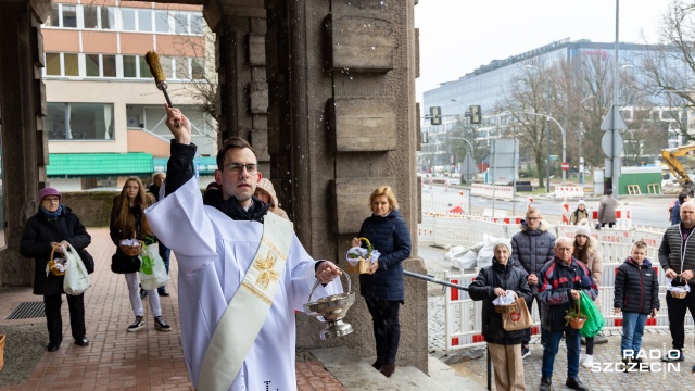 Fot. Robert Stachnik [Radio Szczecin] Szczecin maszeruje ze święconką w koszyku [WIDEO, ZDJĘCIA]