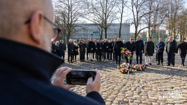 Fot. Robert Stachnik [Radio Szczecin] Posłowie, samorządowcy i mieszkańcy Szczecina złożyli kwiaty na Rondzie Ofiar Katastrofy Smoleńskiej [WIDEO, ZDJĘCIA]