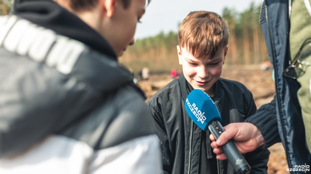 Fot. Jakub Niwa Dzieci zasadziły tysiące sosen. Ten las będzie rósł 100 lat [ZDJĘCIA, WIDEO]