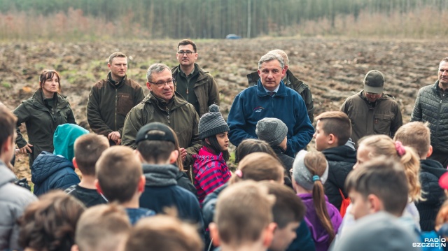 Fot. Jakub Niwa Dzieci zasadziły tysiące sosen. Ten las będzie rósł 100 lat [ZDJĘCIA, WIDEO]