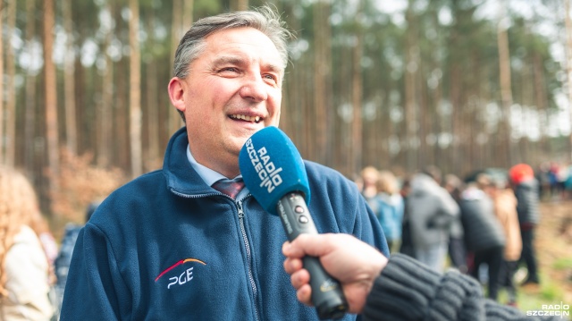 Fot. Jakub Niwa Dzieci zasadziły tysiące sosen. Ten las będzie rósł 100 lat [ZDJĘCIA, WIDEO]