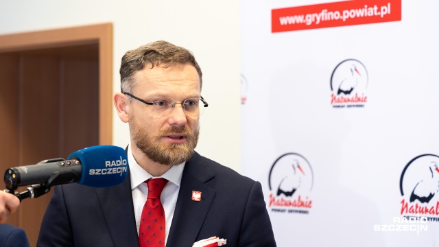 Fot. Robert Stachnik [Radio Szczecin] Remont dróg w powiecie gryfińskim. Są pieniądze, umowa podpisana [WIDEO, ZDJĘCIA]