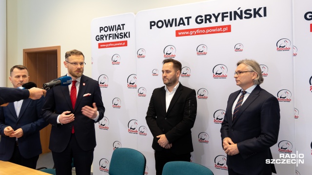 Fot. Robert Stachnik [Radio Szczecin] Remont dróg w powiecie gryfińskim. Są pieniądze, umowa podpisana [WIDEO, ZDJĘCIA]